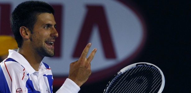 Novak Djokovic comemora ponto durante triunfo sobre tcheco no Aberto da Austrália - Petar Kujundzic/Reuters