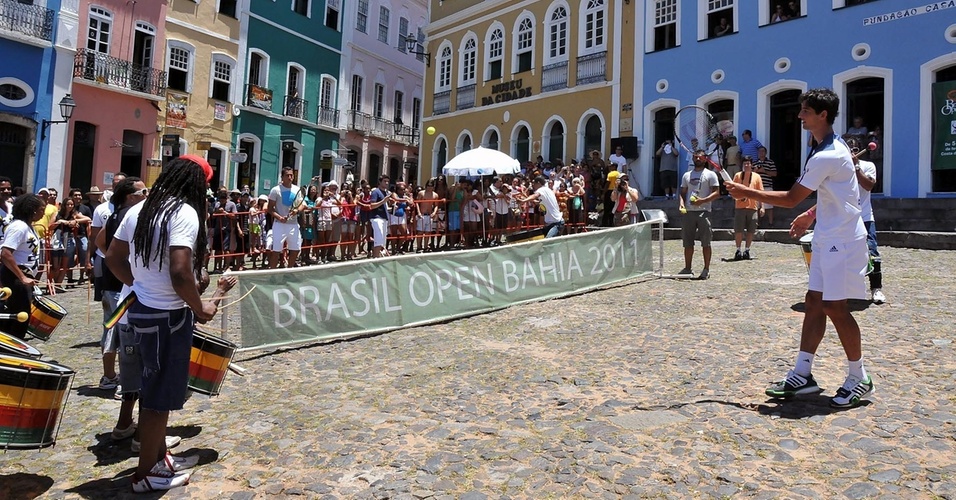 Bellucci bate bola com o Olodum no Pelourinho para promover o Aberto do Brasil
