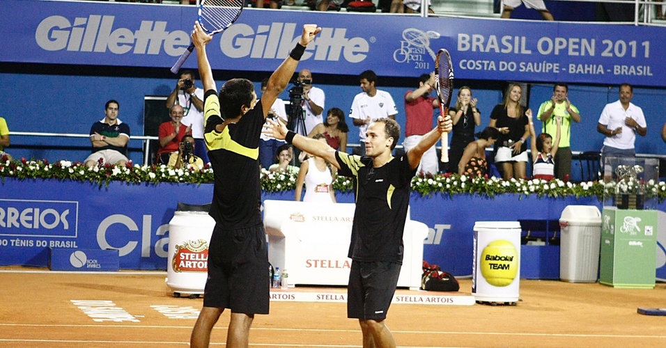 Marcelo Melo e Bruno Soares comemoram o título do Aberto do Brasil de duplas