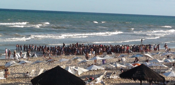 Praia da Costa do Sauipe fica lotada, mesmo durante uma partida com brasileiros - Rubens Lisboa/UOL Esporte