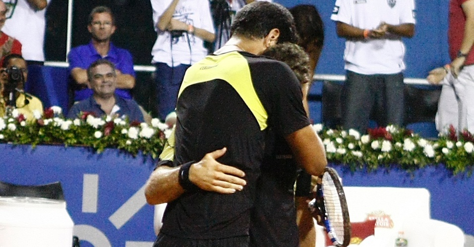 Marcelo Melo e Bruno Soares se abraçam na comemoração do título na Bahia