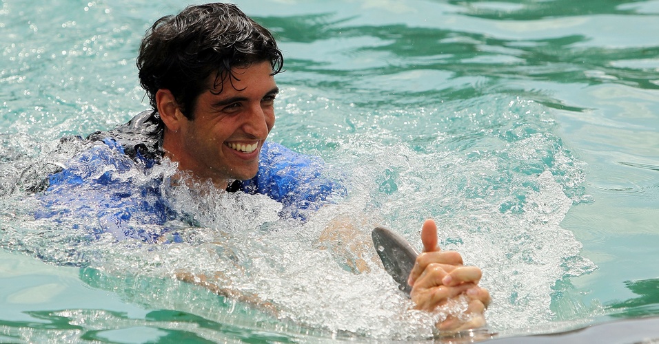 Thomaz Bellucci brinca com golfinhos durante o Masters 1000 de Miami, na Flórida