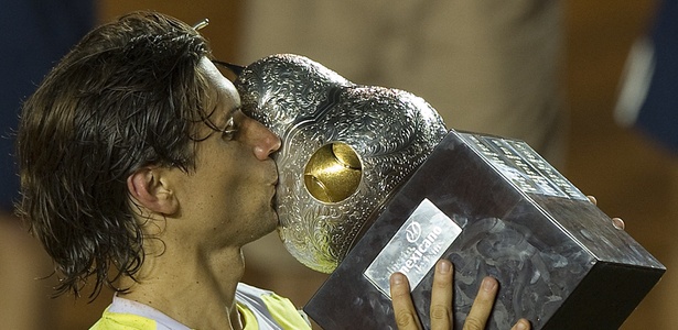 David Ferrer beija troféu após vencer Almagro e conquistar título em Acapulco - Luis Acosta/AFP