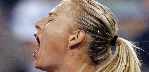 Maria Sharapova comemora ponto durante jogo difícil no Torneio de Indian Wells - Danny Moloshok/Reuters