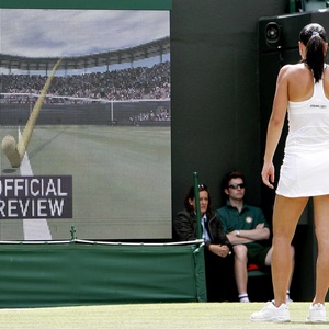 Jelena Jankovic, tenista da Sérvia, observa jogada definida com ajuda do "Olho do Falcão" em partida - Reuters
