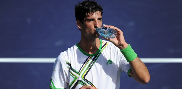 Bellucci bebe água durante partida no Masters 1000 de Indian Wells, na Califórnia - Harry How/Getty Images