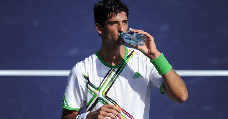 Thomaz Bellucci bebe água durante partida no Masters 1000 de Indian Wells, na Califórnia