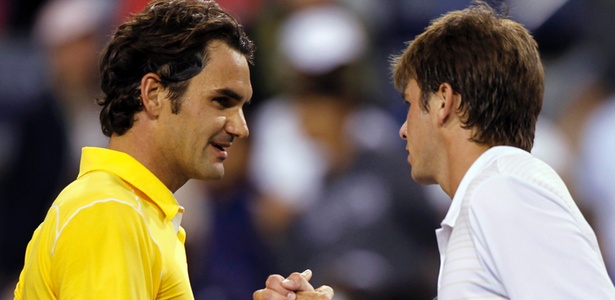 Roger Federer cumprimenta Ryan Harrison após vitória nas oitavas em Indian Wells - REUTERS/Mike Blake 