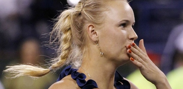 Caroline Wozniacki manda beijo após vitória sobre Maria Sharapova em Indian Wells - REUTERS/Danny Moloshok