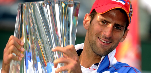Sérvio Novak Djokovic comemora com a sua terceira taça no ano, a 21ª na carreira - AFP