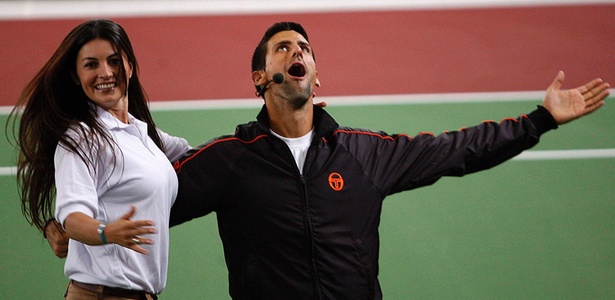 Novak Djokovic também aprendeu salsa e mostrou desenvoltura em Bogotá - REUTERS/Fredy Builes
