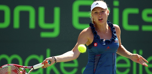 Caroline Wozniacki rebate bola na vitória sobre Mattek-Sands por 2 sets a 0 - Al Bello/Getty Images