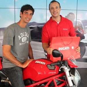 Thomaz Bellucci recebe moto Ducati que ganhou em campeonato de vídeo game (29/03/2011)