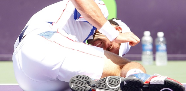 Djokovic fica no chão durante a partida contra Nadal pela final do Masters de Miami - Matthew Stockman/Getty Images