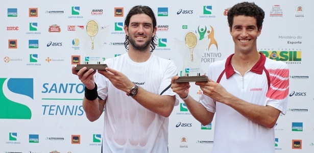 Franco Ferreiro e André Sá exibem troféus após o título do Challenger de Santos (23/04/2011)