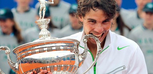 Rafael Nadal morde o troféu Conde de Godó após conquistar o ATP 500 de Barcelona - EFE/Andreu Dalmau