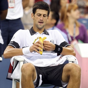 Novak Djokovic saboreia uma banana; nada de pizza, massa ou pão em sua dieta vitoriosa - Matthew Stockman/Getty Images