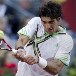 Bellucci rebate durante partida contra Djokovic pela semifinal do Masters 1000 de Madri (07/05/2011) - Emilio Naranjo/EFE