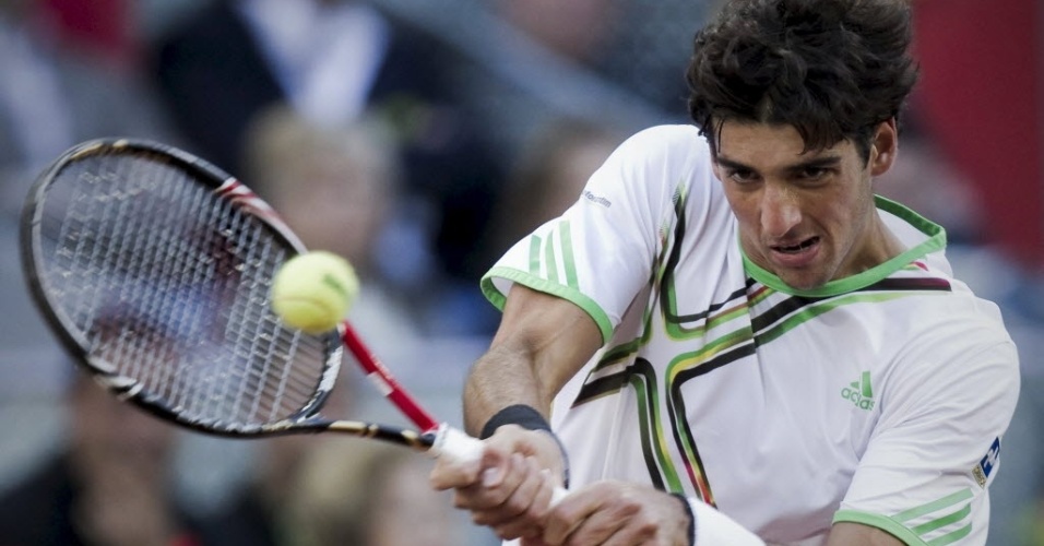 Bellucci rebate durante partida contra Djokovic pela semifinal do Masters 1000 de Madri (07/05/2011)