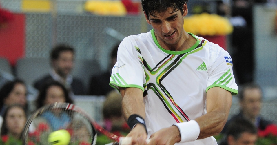 Thomaz Bellucci rebate a bola contra Novak Djokovic, pela semifinal do Masters 1000 de Madri