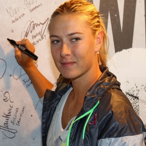 Maria Sharapova assina mural do Torneio de Roma em evento promocional antes de seu título - Clive Brunskill/Getty Images