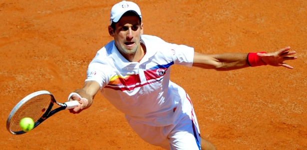 Novak Djokovic faz devolução durante a vitória sobre o polonês Lukasz Kubot em Roma - Alberto Pizzoli/AFP