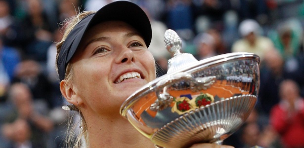 Maria Sharapova exibe troféu após conquistar o título do WTA Premier de Roma - Max Rossi/Reuters