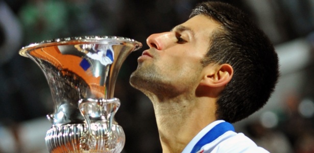 Djokovic beija o troféu após conquistar o Masters 1000 de Roma pela segunda vez - Andreas Solaro/AFP