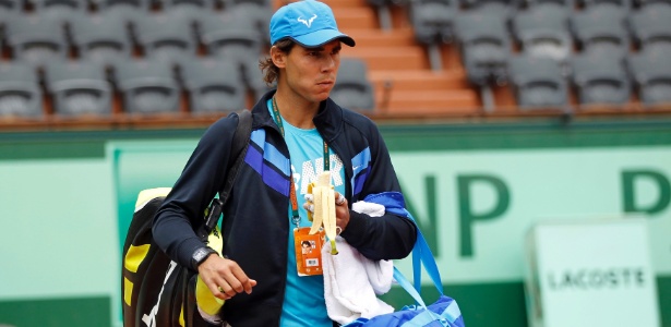 Rafael Nadal come banana após treino na quadra Philippe Chatrier em Roland Garros - Charles Platiau/Reuters