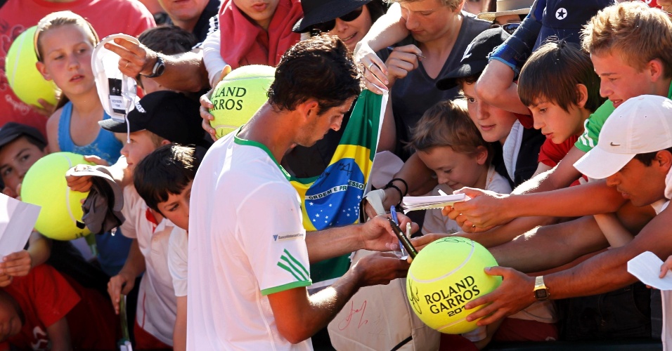 Assediado pela torcida, Bellucci distribui autógrafos após mais uma vitória em Roland Garros (25/05/2011)