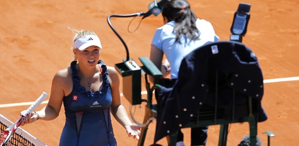 Caroline Wozniacki contesta marcação da árbitra de cadeira em Roland Garros - Patrick Kovarik/AFP