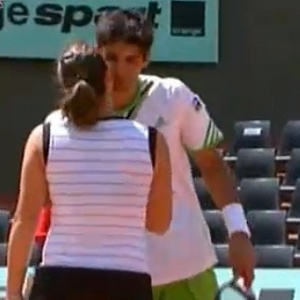 Thomaz Bellucci beija a parceira Jarmila Gajdosova após vencer Melo/Stubbs nas duplas mistas de Roland Garros (31/05/2011)