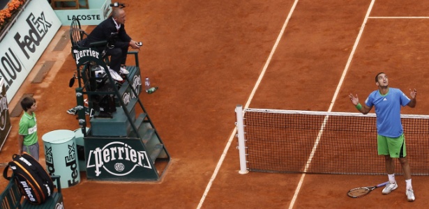 V. Troicki fica indignado quando pegador de bola entra em quadra e "estraga" ponto - ALEXANDER KLEIN/AFP