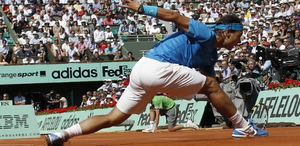 Rafael Nadal tenta fazer devolução na partida contra o sueco Robin Soderling - Thomas Coex/AFP