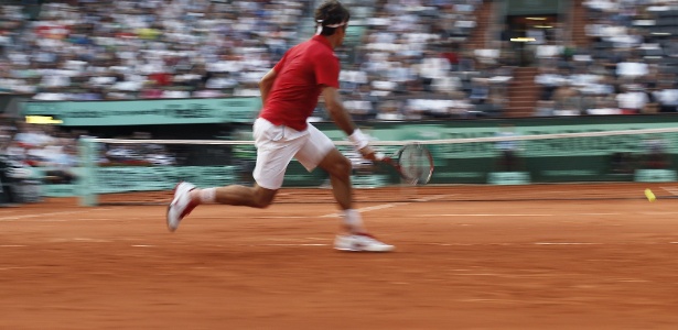 Federer corre durante vitória sobre Djokovic em Paris: movimentação foi decisiva - Thomas Coex/AFP