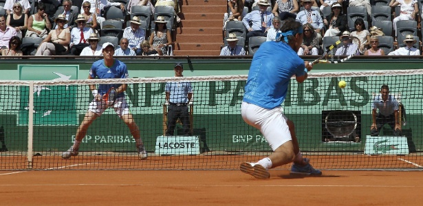 Rafael Nadal sobe à rede e tenta golpe durante vitória por 3 a 0 sobre Andy Murray - Thomas Coex/AFP