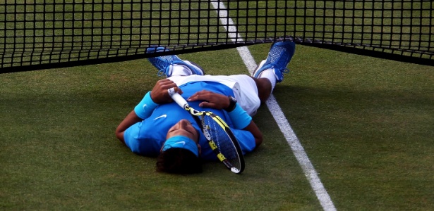 Rafael Nadal fica caído em quadra durante a partida contra Radek Stepanek - Clive Brunskill/Getty Images