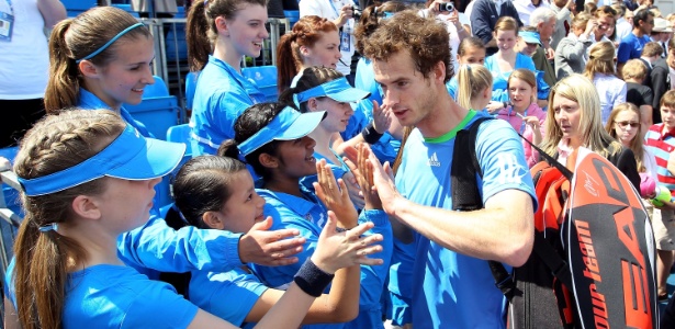 Andy Murray cumprimenta pegadoras de bolas após vencer semifinal contra Roddick - Julian Finney/Getty Images