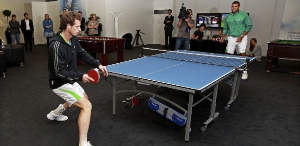 Andy Murray e Jo-Wilfried Tsonga jogam tênis de mesa na Inglaterra - Julian Finney/Pool/EFE