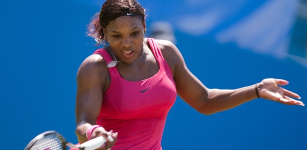 Serena Williams faz devolução na vitória sobre a búlgara Tsvetana Pironkova - Leon Neal/AFP
