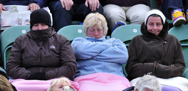 Público aguarda enquanto a chuva interrompe o Torneio de Eastbourne - Glyn Kirk/AFP
