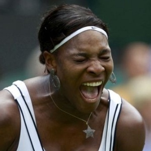 Serena Williams sentiu dificuldades no segundo set, mas teve calma para superar Aravane Rezai - Stefan Wermuth/Reuters