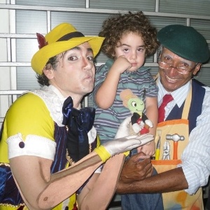 Givaldo Barbosa (à direita) incorpora o personagem infantil Gepeto em peça da Oficina dos Menestréis - Arquivo Pessoal