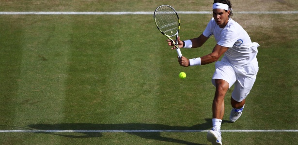 Rafael Nadal corre para volear na partida contra o norte-americano Fish em Wimbledon - Clive Brunskill/Getty Images
