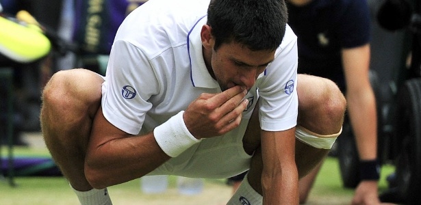 Novak Djokovic literalmente comeu a grama na decisão de Wimbledon contra Nadal - Glyn Kirk/AFP