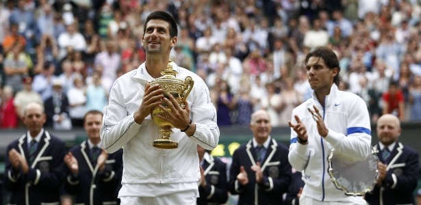 Nº 1, Novak Djokovic comemora título de Wimbledon observado por Rafael Nadal  - REUTERS/Eddie Keogh