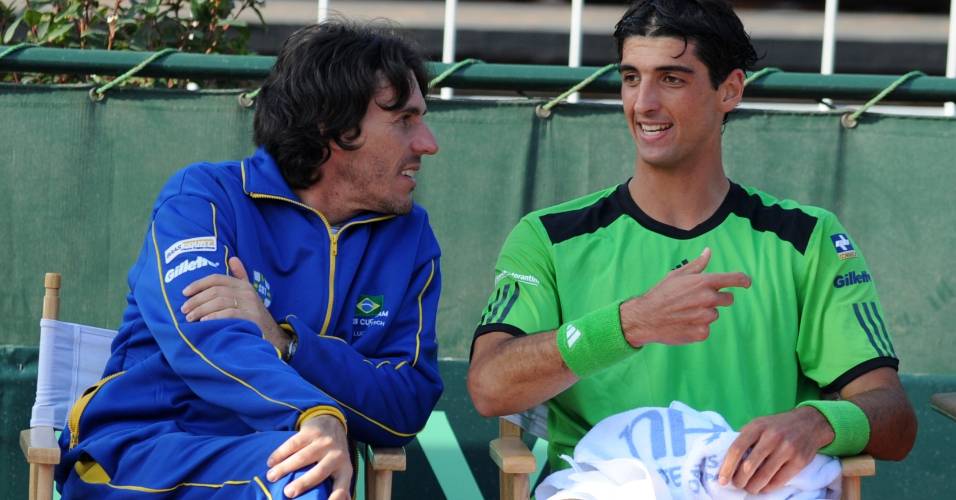 Thomaz Bellucci conversa com o capitão do Brasil na Copa Davis e seu ex-treinador João Zwetsch na vitória sobre Martin Cuevas (08/07/2011)