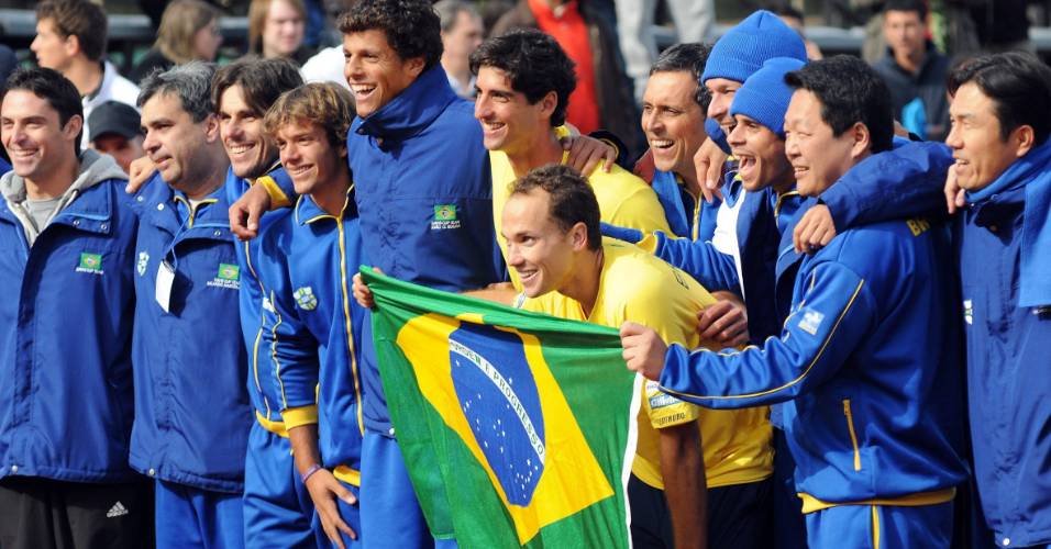 Delegação brasileira comemora vitória sobre o Uruguai na Copa Davis em Montevidéu (09/07/2011)