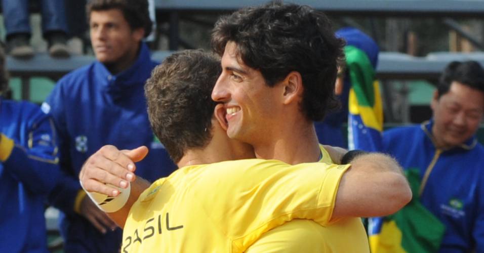 Thomaz Bellucci abraça Bruno Soares após vitória com a equipe brasileira sobre o Uruguai na Copa Davis (09/07/2011)