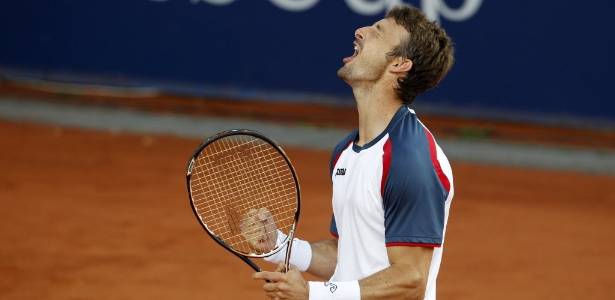 Juan Carlos Ferrero comemora ao conquistar o título do torneio de Stuttgart - REUTERS/Michaela Rehle